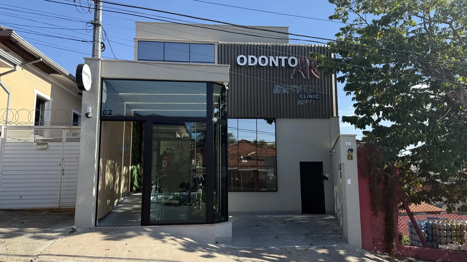 Fachada da Odonto AR: vidro, esquadria preta e letreiro