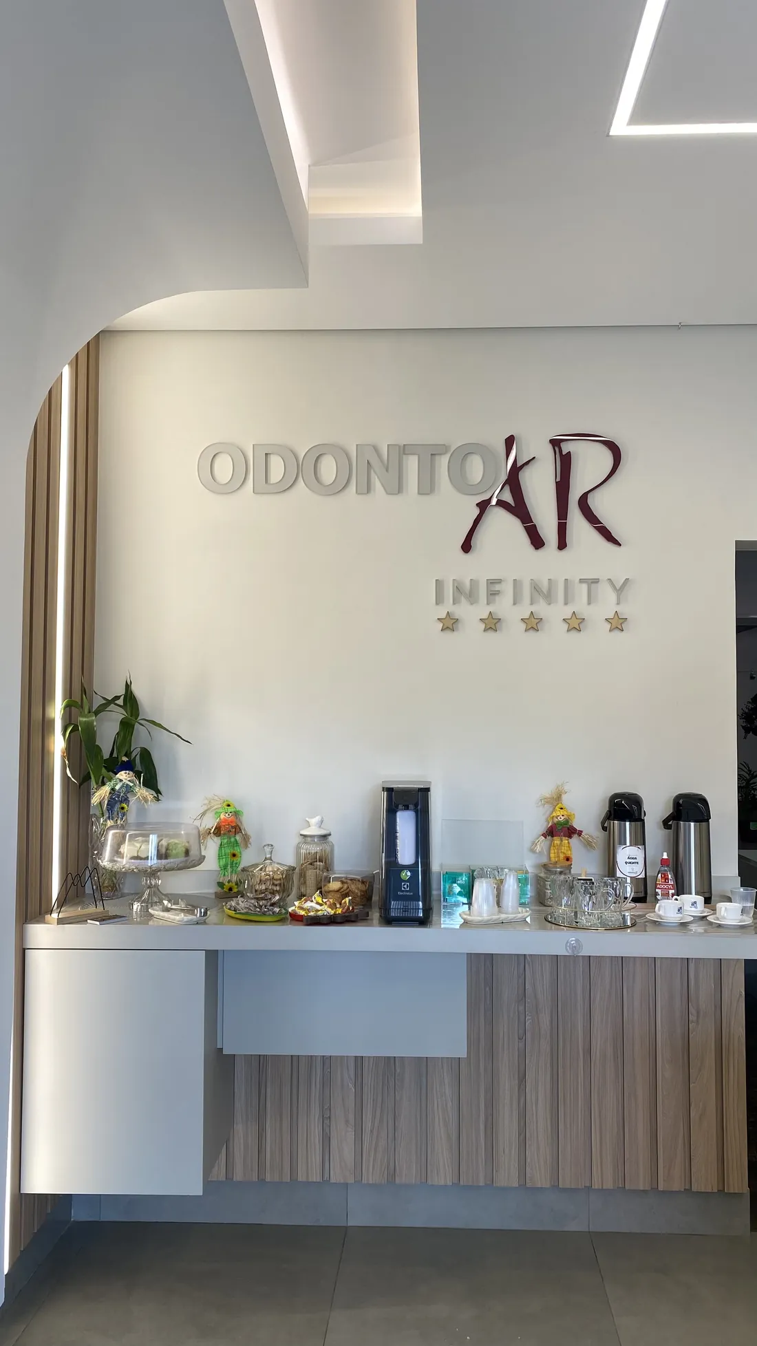 Cantinho do café com o logo da clínica