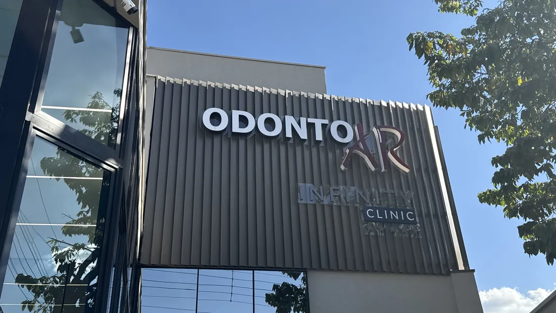 Fachada da clínica durante o dia